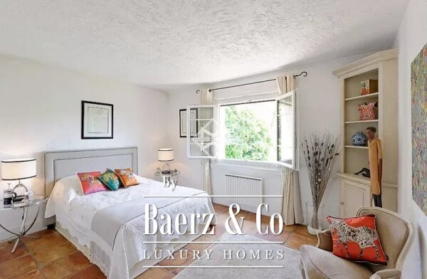 photo 18 Provençal in a gated domain.