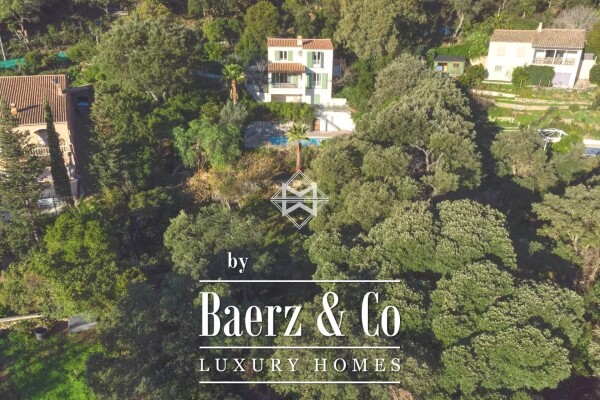 photo 2 In La Croix-Valmer, villa with sea view in the heart of a domain