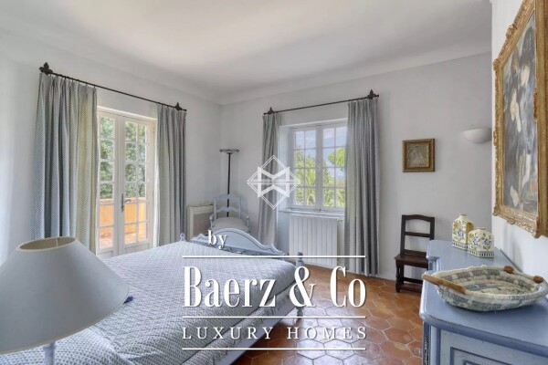 photo 12 Close to the center