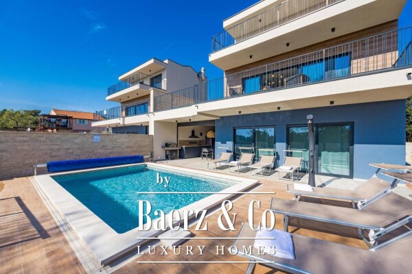 photo 12 Istria, Banjole, semi-detached villa first row to the sea 244 m2 with a view of the Marina