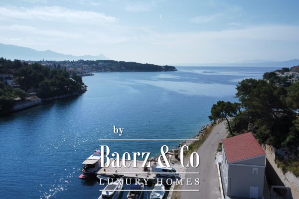 photo 11 Brač, Selca – seafront house with apartments and business premises